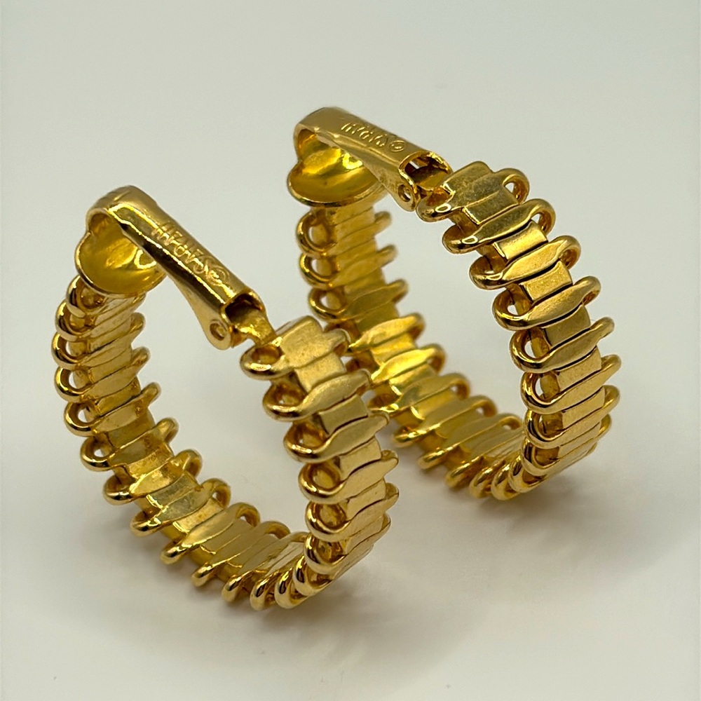 Vintage 80’s Sarah Coventry Gold Textured Hoop
Earrings Clip On 22kt